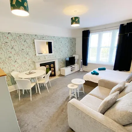 The Chine Stylish Studio Near Beach Free Parking Sleeps Max 4 Pet Friendly Fees Apply-2